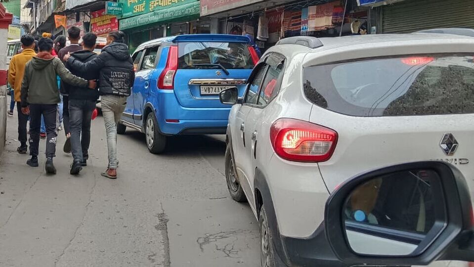 ঘুমের পর থেকেই ভয়াবহ ট্রাফিক জ্যাম। গাড়ি এগোচ্ছে না। সমস্যায় পড়ছেন পর্যটকরা। 