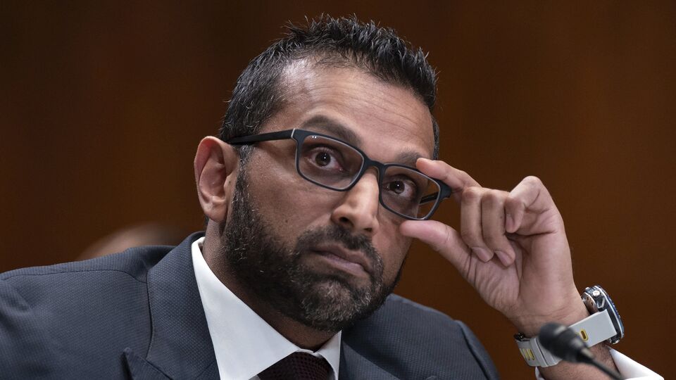 এরপর এফবিআই ডিরেক্টর বলেন, 'আমি এই মাত্র ভারত সরকারের সঙ্গে কথা বললাম ফোনে। আমি তাদের বলেছি - আমার সাহায্য লাগবে। এই বস্তু আপনাদের দেশে আসছে এবং তারপর সেখান থেকে আমাদের এখানে আসছে। ভারতে ফেন্টানাইল সেবন কা হচ্ছে না। তাই এই সহ ভারতীয় সংস্থাকে খুঁজতে হবে যারা এই মাদকের উপাদান কিনছে। সেগুলিকে বন্ধ করতে হবে আমাদের।' (AP)