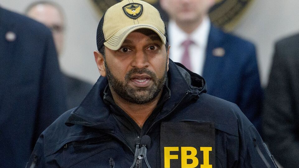 কাশ প্যাটেল এরপর বলেন, 'এই মাদক ভারতের মতো জায়গায় যাচ্ছে, আমি ভারতে অভিযান চালাচ্ছি। এখন মেক্সিকান কার্টেলদের মেক্সিকোতে এই ফেন্টানাইল তৈরি করতে বলা হচ্ছে... ভারতে ফেন্টানাইলের কারণে মৃত্যুর খবর পাওয়া যায় না। ইংল্যান্ড, অস্ট্রেলিয়া, নিউজিল্যান্ডে ফেন্টানাইলের কারণে মৃত্যুর খবর পাওয়া যায় না। অথবা কানাডাতেও এম কিছু শোনা যায় না। সিসিপি এটিকে একটি নির্দেশিত পদ্ধতি আমাদের বিরুদ্ধে ব্যবহার করেছে কারণ আমরা তাদের প্রতিপক্ষ।' (AP)