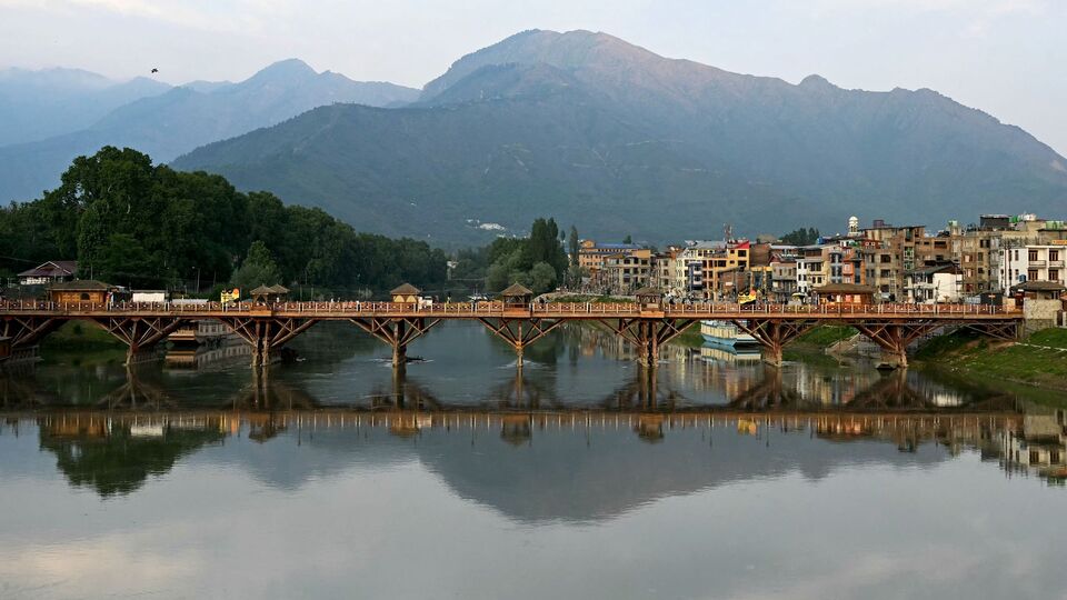 ইন্ডিয়ান এক্সপ্রেসের প্রতিবেদন অনুসারে, বর্তমানে জম্মু ও কাশ্মীরে চারটি জলবিদ্যুৎ প্রকল্প রয়েছে যা কেন্দ্রীয় বিদ্যুৎ কর্তৃপক্ষ দ্বারা অনুমোদিত হয়েছে, তবে তাদের নির্মাণ কাজ এখনও শুরু হয়নি। এই প্রকল্পগুলি হল: নিউ গণ্ডেরবাল (৯৩ মেগাওয়াট), কীর্থাই-২ (৯৩০ মেগাওয়াট), সাওয়ালকোট (১,৮৫৬ মেগাওয়াট), চেনাব নদীর উপর উরি-১ ফেজ ২ (২৪০ মেগাওয়াট)। (AFP)