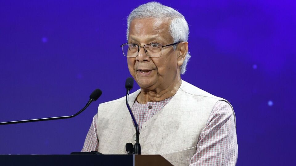 বাংলাদেশের অন্তর্বর্তীকালীন সরকারের প্রধান উপদেষ্টা মহম্মদ ইউনুস 'কিংস চার্লস হারমনি অ্যাওয়ার্ড' নিতে লন্ডনে গিয়েছেন। তবে তাঁকে বিমানবন্দরে আমন্ত্রণ জানাতে ব্রিটিশ সরকার বা বাকিংহাম প্যালেসের তরফ থেকে কেউ যায়নি। যার জেরে কান লাল বাংলাদেশের। সাধারণত কোনও দেশের রাষ্ট্রপ্রধান যদি ব্রিটেন সফরে যান, তাহলে ব্রিটিশ সরকারের কোনও না কোনও পর্যায়ের প্রতিনিধির সেখানে গিয়ে সেই রাষ্ট্রপ্রধানকে আমন্ত্রণ জানানোই রীতি। (Bloomberg)