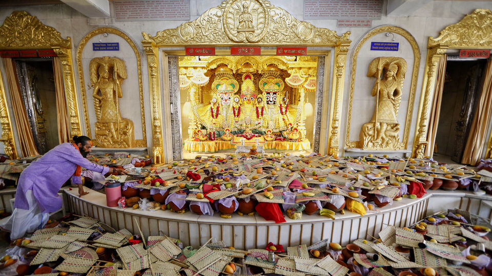 স্নানযাত্রার ১৫ দিন পর ভগবান জগন্নাথ কেন অসুস্থ হন তার পিছনে একটি আধ্যাত্মিক কারণ রয়েছে। প্রতি বছর জ্যেষ্ঠ পূর্ণিমার দিনে, ওড়িশার পুরীতে, জ্যৈষ্ঠ পূর্ণিমার দিনে, ভগবান জগন্নাথ, বলভদ্র এবং সুভদ্রাকে মন্দিরের বাইরে স্নান মণ্ডপে আনা হয়। এখানে তাদের ১০৮ টি কলসের জল দিয়ে একটি বিশেষ স্নান করানো হয়। একে স্নানযাত্রা বলা হয়।(PTI)