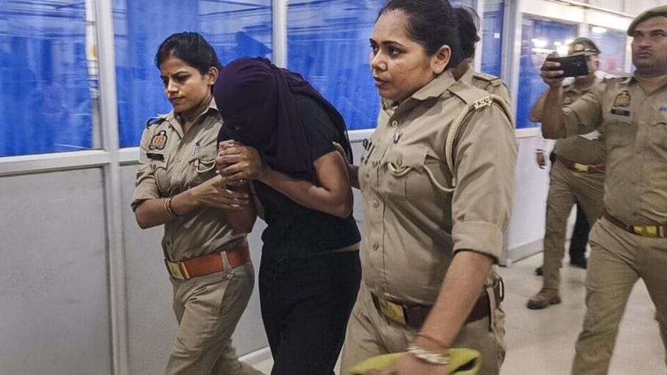 পুলিশ তার কাছে পৌঁছে যাবে জেনে সোমন ৯ জুন তার পরিবারকে সোনম জানায় যে সে গাজিপুরে আছে। গাজিপুর-বারাণসী রোডের একটি ধাবায় ছিল সোনম। এরপর সোনমের পরিবার তৎক্ষণাৎ মধ্যপ্রদেশ পুলিশের সঙ্গে যোগাযোগ করলে তারা স্থানীয় পুলিশকে খবর দেয়। তারপর সোনমকে গ্রেফতার করা হয়। উত্তরপ্রদেশ থেকে সোনমকে কলকাতা হয়ে শিলংয়ে নিয়ে যাওয়া হয়েছে।(HT_PRINT)