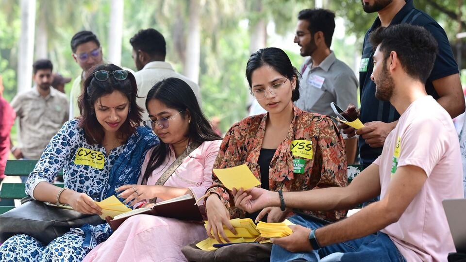 তিনি আরও জানিয়েছেন, আর্টিফিসিয়াল ইনটেলিজেন্স এবং ডিপ টেকের কারণে বিভিন্ন ক্ষেত্রের চরিত্র ক্রমাগত পালটে যাচ্ছে। আর সেটার সঙ্গে খাপ খাইয়ে নিতে অবশ্যই চিরাচরিত জ্ঞানের ধারণার ক্রমাগত পরিবর্তন করে যেতে হবে। সেই বিষয়টি মাথায় রেখে আইআইটি খড়্গপুরেও পড়ুয়াদের সেরকমভাবে তৈরি করা হচ্ছে, যাতে তাঁরা পরিবর্তিত পরিস্থিতির সঙ্গে খাপ খাইয়ে নিতে পারেন। (ছবিটি প্রতীকী)