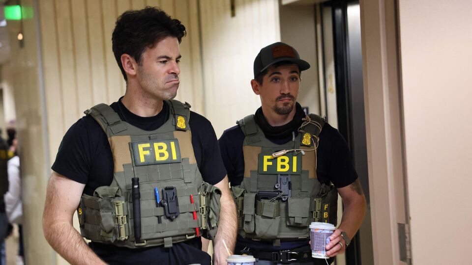 বিশ্ব জুড়ে 'চিন সমর্থিত' যে ফেন্টানাইল নেটওয়ার্ক চলছে তা ভাঙতে নাকি ভারতের সাথে একযোগে কাজ করছে মার্কিন সরকার। এফবিআই পরিচালক কাশ প্যাটেল এই তথ্য দিয়েছেন। তিনি বলেন, প্রায়শই মারাত্মক এই মাদক বেশ কিছু দেশ ঘুরে মেক্সিকান মাদক কার্টেলে পাঠানো হচ্ছে। ডোনাল্ড ট্রাম্পের নেতৃত্বাধীন প্রশাসন এই সমস্যাটি নিয়ন্ত্রণে ব্যাপক প্রচেষ্টা চালিয়ে যাচ্ছে - এবং ফেন্টানাইল মার্কিন যুক্তরাষ্ট্রে মাদক সম্পর্কিত মৃত্যুর একটি প্রধান কারণ হিসেবে সামনে এসেছে। (Getty Images via AFP)