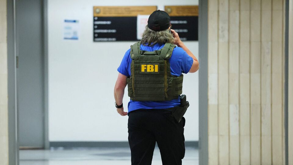 এরপর কাশ প্যাটেল বলেন, 'চিনা পাচারকারীরা খুব চতুর ভাবে নজরদারি এড়াতে চাইছে। তাই তারা ভারতের মতো দেশে পাচার করছে এই ফেন্টানাইল। যাতে সেগুলি ধরা না পড়ে। এই আবহে ভারতের সঙ্গে যুক্ত অনেক কেমিক্যাল উৎপাদনকারীর বিরুদ্ধে মামলা হয়েছে আমেরিকায়। তারা ফেন্টানাইলের উপাদান পাঠাচ্ছে এখানে। এই আবহে ভারতের এজেন্টদের সঙ্গে যৌথ ভাবে এফবিআই অভিযান চালিয়েছে।' (Getty Images via AFP)