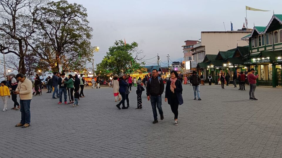 শিলিগুড়ি থেকে দার্জিলিং। সাধারণত পাহাড়ি রাস্তায় ঘন্টা তিনেক সময় লাগে। কিন্তু সমতলের প্রচন্ড গরমের হাত থেকে বাঁচতে দলে দলে পর্যটকরা এখন পাহাড়মুখি। আর তার জেরে পাহাড়ে ওঠার মুখেই শুরু হয়েছে তীব্র যানজট। মোটামুটি ঘুমের কিছুটা আগে থেকেই গাড়ির লম্বা লাইন। পরিস্থিতি এমন জায়গায় যাচ্ছে যে তিন ঘণ্টার রাস্তা লাগছে ৬ ঘণ্টা।