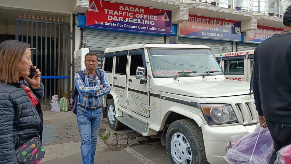 পর্যটকদের একাংশের মতে, রোহিনী পর্যন্ত মোটামুটি রাস্তা ফাঁকা থাকছে। রোহিনীর পর থেকেই শুরু হচ্ছে যানজট। কার্শিয়াংয়েও মারাত্মক যানজট। আর ঘুমের পর থেকে গাড়ি কার্যত নড়ছে না। বহু পর্যটক সকাল সকাল এনজেপিতে ট্রেন থেকে নেমে ভাবছেন ঘণ্টা তিনেকের মধ্য়েই গাড়িতে দার্জিলিং পৌঁছে যাবেন। কিন্তু বাস্তবে সেটা হচ্ছে না।