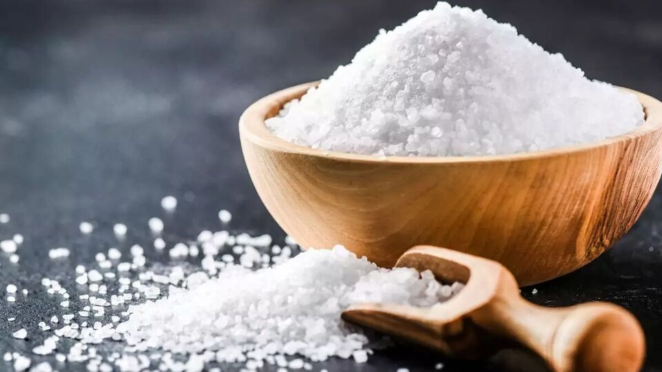 বাস্তুশাস্ত্র অনুসারে, যদি আপনি অন্তহীন সমস্যায় ঘেরা থাকেন এবং সেগুলি থেকে মুক্তি পেতে চান, তাহলে রাতে ঘুমানোর সময় আপনার বালিশের নিচে লবণের একটি ছোট পুঁটলি রাখুন। এই লবণ নেতিবাচক শক্তি দূর করতে কাজ করে এবং মনকে অপরিসীম শান্তি প্রদান করে। এর প্রাকৃতিক শক্তি এতটাই যে এটি চারপাশে উপস্থিত নেতিবাচক তরঙ্গগুলিকে শোষণ করে এবং দূর করে। এটি করার ফলে, রাতে আপনার ভয়ঙ্কর স্বপ্ন আসে না এবং সকালে ঘুম থেকে উঠলে মন খুব হালকা এবং সুস্থ বোধ হয়।