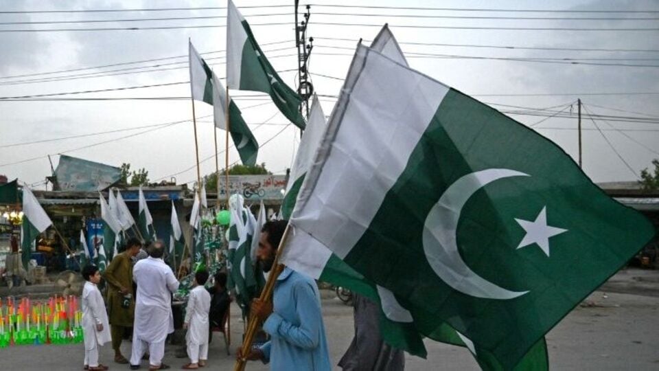 দ্য লং ওয়ার জার্নালের মতে, মার্কিন গোয়েন্দা কর্মকর্তারা বলেছেন যে ব্রিগেড ৩১৩ তালিবানের পাকিস্তান ইউনিটের সাথে যুক্ত। এই গোষ্ঠীটি প্রায়শই পাকিস্তানি সামরিক ও গোয়েন্দা পরিষেবা থেকে সদস্য নিয়োগ করে। আল-কায়দা সংশ্লিষ্ট এই গোষ্ঠীর নেতৃত্ব দিচ্ছেন আল-কায়েদার সামরিক সংগঠন শ্যাডো আর্মির নেতা ইলিয়াস কাশ্মীরি। উপরন্তু, অনেক গোয়েন্দা বিশেষজ্ঞ ব্রিগেড ৩১৩-কে দক্ষিণ এশিয়ায় আল-কায়দার সবচেয়ে 'বিপজ্জনক' গ্রুপ হিসাবে উল্লেখ করে থাকেন। 