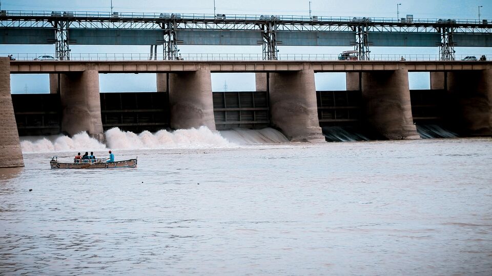 সিইএ অনুসারে, জম্মু ও কাশ্মীরে ১,০৮৮ মেগাওয়াট ক্ষমতার নয়টি জলবিদ্যুৎ প্রকল্প এখনও বাকি রয়েছে। এর মধ্যে দুটি - গাংবাল (৪৮ মেগাওয়াট) এবং ওয়ার্দোন বুরসার (২৫৫ মেগাওয়াট) - স্টোরেজ-ভিত্তিক হবে, বাকিগুলি নদীর রান-অফ-দ্য-রিভার হবে। কেন্দ্রীয় সরকার চেনাব নদীর উপর চারটি বড় প্রকল্পের কাজ দ্রুত শেষ করতে চায়। এই প্রকল্পগুলি হল পাকাল দুল (১,০০০ মেগাওয়াট), রায়তাল (৮৫০ মেগাওয়াট), কিরু (৬২৪ মেগাওয়াট) এবং কোয়ার (৫৪০ মেগাওয়াট)। 