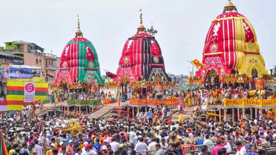 জগন্নাথ রথযাত্রা এই বছর ২৭ জুন, শুক্রবার থেকে শুরু হচ্ছে। প্রতি বছর, ওড়িশার পুরীতে আষাঢ় মাসের শুক্লপক্ষের দ্বিতীয়া তিথিতে ভগবান জগন্নাথের রথযাত্রা বের করা হয়। ভগবান জগন্নাথের রথযাত্রায় তাঁর সঙ্গে তাঁর ভাই বলভদ্র এবং বোন সুভদ্রা উপস্থিত থাকেন। এই বছর ২০২৫ সালে, পুরীতে ভগবান জগন্নাথের রথযাত্রা ২৭ জুন শুরু হবে। আসুন জেনে নিই ভগবান জগন্নাথের রথযাত্রা সম্পর্কে বিশেষ কিছু বিষয়।(download)