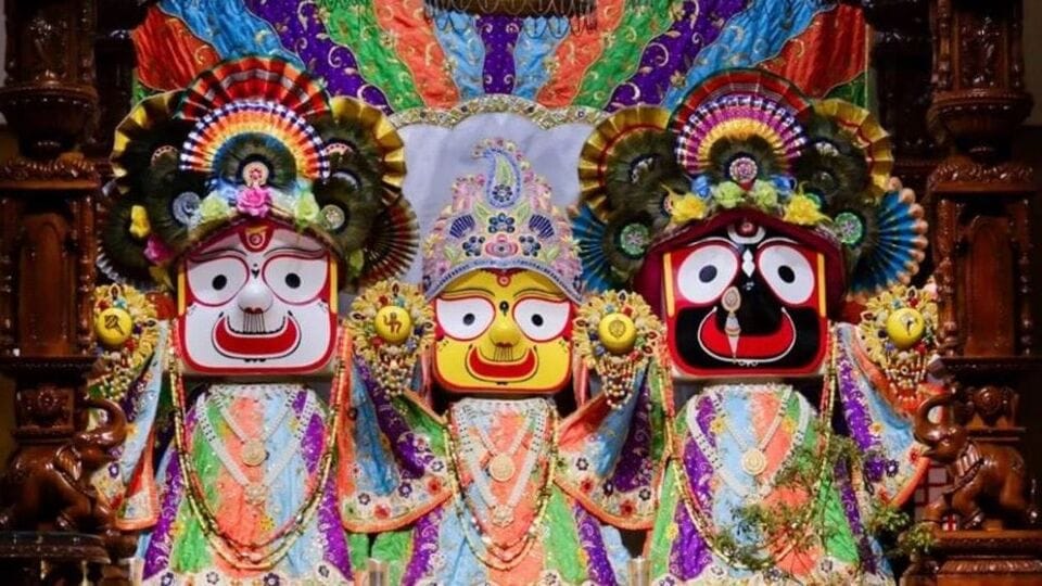 ভগবান জগন্নাথের রথযাত্রায় বিশেষ ভাবে রথ সাজানো হয়। রথযাত্রার সময় ভগবান জগন্নাথ, বলভদ্র এবং সুভদ্রা তিনটি ভিন্ন রথে বসেন। ভগবান জগন্নাথের নন্দিঘোষ নামক রথটি লাল এবং হলুদ রঙের। এটি প্রায় ৪৫.৫ ফুট উঁচু। এই রথ তৈরিতে পেরেক বা ধাতু ব্যবহার করা হয় না। এটি শুধুমাত্র নিম কাঠ দিয়ে তৈরি। এর প্রস্তুতি শুরু হয় অক্ষয় তৃতীয়া থেকে। রথটিতে ১৬টি চাকা রয়েছে। এটি বলভদ্র এবং সুভদ্রার রথের চেয়ে কিছুটা বড়।(download)