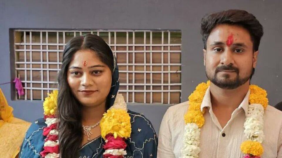 মেঘালয়ের এক পুলিশ আধিকারিক জানিয়েছেন, মেঘালয়ে মধুচন্দ্রিমায় গিয়ে স্বামী রাজা রঘুবংশীকে খুনের জন্য ৪ খুনিকে মোট ২০ লক্ষ টাকা দেওয়ার কথা দিয়েছিল সোনম রঘুবংশী। ওই পুলিশ কর্মকর্তা আরও জানান, সোনম প্রাথমিকভাবে হামলাকারীদের হাতে নগদ ১৫ হাজার টাকা তুলে দিয়েছিল। অপরাধের সময় সরাসরি তার স্বামীর মানিব্যাগ থেকে সেই টাকা নিয়ে সে খুনিদের হাতে তুলে দিয়েছিল। 