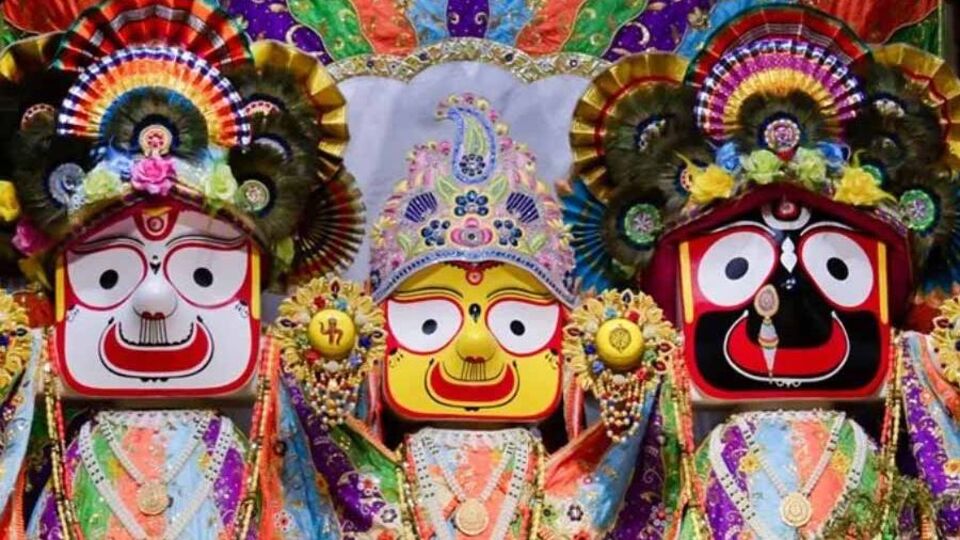 ওড়িশার পুরীতে পবিত্র স্নান পূর্ণিমা উৎসব অত্যন্ত ধর্মীয় উৎসাহ-উদ্দীপনার সঙ্গে পালিত হচ্ছে। এই শুভ উপলক্ষে, জগন্নাথ মন্দিরে পবিত্র ত্রিমূর্তি, ভগবান জগন্নাথ, বলভদ্র এবং দেবী সুভদ্রার আনুষ্ঠানিক স্নানযাত্রা অনুষ্ঠিত হচ্ছে। এই ঐতিহ্যবাহী অনুষ্ঠানটি বহু প্রতীক্ষিত জগন্নাথ রথযাত্রা উৎসবের সূচনা করে।