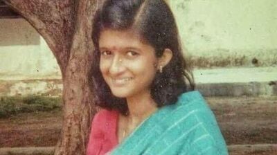 বলুন তো কোন বাঙালি গায়িকার ছেলেবেলার ছবি এটি?