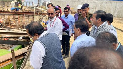 আর দুটি লাইনের পরিষেবাই শুরু হয়ে গেলে কলকাতা ও পার্শ্বর্বর্তী শহরতলির পরিবহণ ব্যবস্থা আমূল পালটে যাবে। মেট্রোয় করে বারাসত থেকে নিউ গড়িয়া পর্যন্ত পৌঁছানো যাবে। একইভাবে বারাসত থেকে সল্টলেক সেক্টর ফাইভে পৌঁছানো যাবে। একে অপরের পরিপূরক হয়ে উঠবে কলকাতা মেট্রোর ইয়েলো এবং অরেঞ্জ লাইন। (ছবিটি প্রতীকী, সৌজন্যে Metro Railways) আর দুটি লাইনের পরিষেবাই শুরু হয়ে গেলে কলকাতা ও পার্শ্বর্বর্তী শহরতলির পরিবহণ ব্যবস্থা আমূল পালটে যাবে। মেট্রোয় করে বারাসত থেকে নিউ গড়িয়া পর্যন্ত পৌঁছানো যাবে। একইভাবে বারাসত থেকে সল্টলেক সেক্টর ফাইভে পৌঁছানো যাবে। একে অপরের পরিপূরক হয়ে উঠবে কলকাতা মেট্রোর ইয়েলো এবং অরেঞ্জ লাইন। (ছবিটি প্রতীকী, সৌজন্যে Metro Railways)