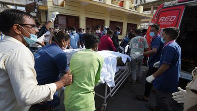 তবে বিমানে দাদার থেকে কিছুটা দূরে বসেছিলেন বলে জানিয়েছেন বিশ্বাস। দুর্ঘটনার পরে দাদার কী অবস্থা, তা জানেন না। একই অবস্থা হাসপাতালে থাকা অন্যান্য যাত্রীদের পরিবারের সদস্যদেরও। গুজরাটের প্রাক্তন মুখ্যমন্ত্রী বিজয় রূপানির প্রাক্তন সহকারী বলেন, 'ওঁর খোঁজ করছি আমরা।' উল্লেখ্য, ওই অভিশপ্ত গুজরাটের প্রাক্তন মুখ্যমন্ত্রী ছিলেন বলেও একাধিক রিপোর্টে জানানো হয়েছে। (ছবি সৌজন্যে এপি) 