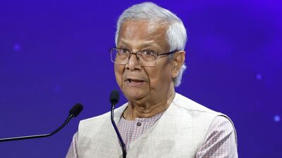 সফরের আগে সরকারের পক্ষ থেকে বলা হয়েছিল চার দিনের সরকারি সফরে নাকি লন্ডনে যাচ্ছেন ইউনুস। তবে এটা কোনও ভাবেই সরকারি সফর বলে মনে হচ্ছে না। সফরকালে বাকিংহাম প্যালেসে ব্রিটিশ রাজা তৃতীয় চার্লসের সঙ্গে দেখা করার কথা ইউনুসের। সেখানে তিনি ‘কিংস চার্লস হারমনি অ্যাওয়ার্ড’ নেবেন। এছাড়া সরকার দাবি করেছিল, ব্রিটিশ প্রধানমন্ত্রী স্টারমারের সঙ্গে বৈঠক হবে ইউনুসের। তবে সেই বৈঠক এখন হবে না বলেই ধরে নেওয়া যায়। (Bloomberg) সফরের আগে সরকারের পক্ষ থেকে বলা হয়েছিল চার দিনের সরকারি সফরে নাকি লন্ডনে যাচ্ছেন ইউনুস। তবে এটা কোনও ভাবেই সরকারি সফর বলে মনে হচ্ছে না। সফরকালে বাকিংহাম প্যালেসে ব্রিটিশ রাজা তৃতীয় চার্লসের সঙ্গে দেখা করার কথা ইউনুসের। সেখানে তিনি ‘কিংস চার্লস হারমনি অ্যাওয়ার্ড’ নেবেন। এছাড়া সরকার দাবি করেছিল, ব্রিটিশ প্রধানমন্ত্রী স্টারমারের সঙ্গে বৈঠক হবে ইউনুসের। তবে সেই বৈঠক এখন হবে না বলেই ধরে নেওয়া যায়। (Bloomberg)