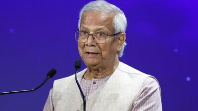 সফরের আগে সরকারের পক্ষ থেকে বলা হয়েছিল চার দিনের সরকারি সফরে নাকি লন্ডনে যাচ্ছেন ইউনুস। তবে এটা কোনও ভাবেই সরকারি সফর বলে মনে হচ্ছে না। সরকার দাবি করেছিল, ব্রিটিশ প্রধানমন্ত্রী স্টারমারের সঙ্গে বৈঠক হবে ইউনুসের। তবে সেই বৈঠক এখন হবে না বলেই ধরে নেওয়া যায়। চ্যাথাম হাউজের অনুষ্ঠানে ইউনুস নিজেই জানান, সাক্ষাতের অনুরোধ করলেও তাতে সাড়া দেননি ব্রিটিশ প্রধানমন্ত্রী স্টারমার।     (Bloomberg)
