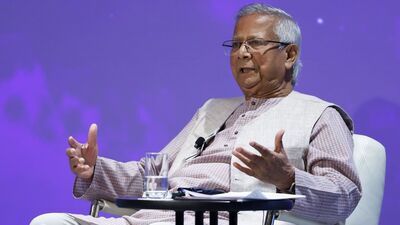 অন্তর্বর্তী সরকারের প্রধান উপদেষ্টা মহম্মদ ইউনুস চ্যাথাম হাউজের অনুষ্ঠানে জানান, সাক্ষাতের অনুরোধ করলেও তাতে সাড়া দেননি ব্রিটিশ প্রধানমন্ত্রী স্টারমার। এর আগে ইউনুস লন্ডনে পৌঁছলে তাঁকে বিমানবন্দরে স্বাগত জানাতে যায়নি ব্রিটিশ সরকারের কেউ। যার জেরে কান লাল বাংলাদেশের। সাধারণত কোনও দেশের রাষ্ট্রপ্রধান যদি ব্রিটেন সফরে যান, তাহলে ব্রিটিশ সরকারের কোনও না কোনও পর্যায়ের প্রতিনিধির সেখানে গিয়ে সেই রাষ্ট্রপ্রধানকে আমন্ত্রণ জানানোই রীতি। (Bloomberg) অন্তর্বর্তী সরকারের প্রধান উপদেষ্টা মহম্মদ ইউনুস চ্যাথাম হাউজের অনুষ্ঠানে জানান, সাক্ষাতের অনুরোধ করলেও তাতে সাড়া দেননি ব্রিটিশ প্রধানমন্ত্রী স্টারমার। এর আগে ইউনুস লন্ডনে পৌঁছলে তাঁকে বিমানবন্দরে স্বাগত জানাতে যায়নি ব্রিটিশ সরকারের কেউ। যার জেরে কান লাল বাংলাদেশের। সাধারণত কোনও দেশের রাষ্ট্রপ্রধান যদি ব্রিটেন সফরে যান, তাহলে ব্রিটিশ সরকারের কোনও না কোনও পর্যায়ের প্রতিনিধির সেখানে গিয়ে সেই রাষ্ট্রপ্রধানকে আমন্ত্রণ জানানোই রীতি। (Bloomberg)