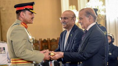 পাকিস্তানের সেনাপ্রধান ফিল্ড মার্শাল সৈয়দ আসিম মুনির আগামী ১২ জুন এক সরকারি সফরে ওয়াশিংটন ডিসিতে যাচ্ছেন। মার্কিন সেনাবাহিনীর ২৫০তম বার্ষিকী স্মরণে তাঁকে আমন্ত্রণ জানানো হয়েছে। আগামী ১৪ জুন এই অনুষ্ঠান অনুষ্ঠিত হবে। তবে নিজ দেশে মুনিরের সফরের বিরোধিতা করা হয়েছে। (AFP) পাকিস্তানের সেনাপ্রধান ফিল্ড মার্শাল সৈয়দ আসিম মুনির আগামী ১২ জুন এক সরকারি সফরে ওয়াশিংটন ডিসিতে যাচ্ছেন। মার্কিন সেনাবাহিনীর ২৫০তম বার্ষিকী স্মরণে তাঁকে আমন্ত্রণ জানানো হয়েছে। আগামী ১৪ জুন এই অনুষ্ঠান অনুষ্ঠিত হবে। তবে নিজ দেশে মুনিরের সফরের বিরোধিতা করা হয়েছে। (AFP)