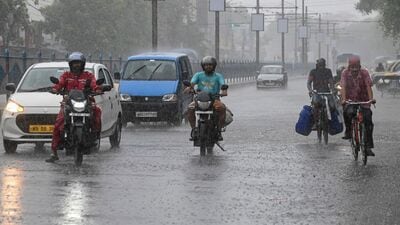 মঙ্গলবারও একাধিক জেলায় হলুদ সতর্কতা জারি করা হয়েছে। পূর্ব মেদিনীপুর, পশ্চিম মেদিনীপুর, দক্ষিণ ২৪ পরগনা, বাঁকুড়া, পুরুলিয়া এবং পশ্চিম বর্ধমানের একটি বা দুটি অংশে ভারী বৃষ্টি হবে। সেজন্য ওই জেলাগুলিতে হলুদ সতর্কতা জারি করা হয়েছে। দক্ষিণবঙ্গের বাকি জেলাগুলিতে কোনওরকম সতর্কতা জারি করা হয়নি। (ছবি সৌজন্যে পিটিআই) মঙ্গলবারও একাধিক জেলায় হলুদ সতর্কতা জারি করা হয়েছে। পূর্ব মেদিনীপুর, পশ্চিম মেদিনীপুর, দক্ষিণ ২৪ পরগনা, বাঁকুড়া, পুরুলিয়া এবং পশ্চিম বর্ধমানের একটি বা দুটি অংশে ভারী বৃষ্টি হবে। সেজন্য ওই জেলাগুলিতে হলুদ সতর্কতা জারি করা হয়েছে। দক্ষিণবঙ্গের বাকি জেলাগুলিতে কোনওরকম সতর্কতা জারি করা হয়নি। (ছবি সৌজন্যে পিটিআই)