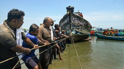 সমুদ্রে মৎস্যজীবীদের নিরাপত্তায় ইসরোর নতুন যন্ত্র, বসানো শুরু করল রাজ্য সরকার। (ছবিটি প্রতীকী, সৌজন্যে পিটিআই)