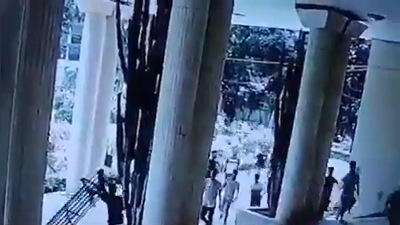 ব্রিটেনের মাটিতে বসে ভারতীয় মিডিয়ার বিরুদ্ধে নিজের খেয়াল খুশি মতো অনেক অভিযোগই করলেন মহম্মদ ইউনুস। তাঁর দাবি, ভারতীয় মিডিয়ার কারণেই নাকি ভারতের 'বেস্টফ্রেন্ড' হতে পারছে না বাংলাদেশ। সংখ্যালঘু অত্যাচার নিয়ে নাকি ভারতীয় মিডিয়াতে 'ভুয়ো খবর' ছড়ানো হয়। তবে লন্ডনে বসে যখন ইউনুস এই সব বড় বড় কথা বলছেন, তখন তাঁর দেশে রবীন্দ্রনাথ ঠাকুরের স্মৃতি বিজড়িত বাড়িতে হামলা চালাল দুষ্কৃতীরা। ব্রিটেনের মাটিতে বসে ভারতীয় মিডিয়ার বিরুদ্ধে নিজের খেয়াল খুশি মতো অনেক অভিযোগই করলেন মহম্মদ ইউনুস। তাঁর দাবি, ভারতীয় মিডিয়ার কারণেই নাকি ভারতের 'বেস্টফ্রেন্ড' হতে পারছে না বাংলাদেশ। সংখ্যালঘু অত্যাচার নিয়ে নাকি ভারতীয় মিডিয়াতে 'ভুয়ো খবর' ছড়ানো হয়। তবে লন্ডনে বসে যখন ইউনুস এই সব বড় বড় কথা বলছেন, তখন তাঁর দেশে রবীন্দ্রনাথ ঠাকুরের স্মৃতি বিজড়িত বাড়িতে হামলা চালাল দুষ্কৃতীরা।