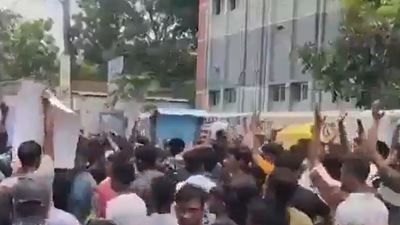 জানা গিয়েছে, কাছাড়িবাড়িতে হামলার জেরে বেশ কিছু মূল্যবান জিনিসপত্রের ক্ষতি হয়েছে। এদিকে এই ঘটনায় ইউনুসের দেশের পুলিশ স্বভাবতই নিষ্ক্রিয়। ঘটনার ভিডিয়ো ফুটেজ সোশ্যাল মিডিয়া থেকে শুরু করে খবরের চ্যানলে দেখা গেলেও পুলিশ কাউকে ধরতে পারেনি এখনও। জানা গিয়েছে, কাছাড়িবাড়িতে হামলার জেরে বেশ কিছু মূল্যবান জিনিসপত্রের ক্ষতি হয়েছে। এদিকে এই ঘটনায় ইউনুসের দেশের পুলিশ স্বভাবতই নিষ্ক্রিয়। ঘটনার ভিডিয়ো ফুটেজ সোশ্যাল মিডিয়া থেকে শুরু করে খবরের চ্যানলে দেখা গেলেও পুলিশ কাউকে ধরতে পারেনি এখনও।