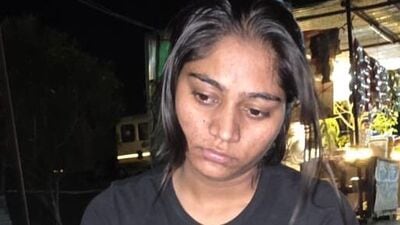 রাজ এবং তার তিন বন্ধু ইতিমধ্যেই রাজা রঘুবংশীর খুনের দায়ে গ্রেফতার। কিন্তু এখনও এই মামলায় অনেক অমীমাংসিত প্রশ্ন রয়ে গেছে। অভিযুক্তদের জিজ্ঞাসাবাদের মাধ্যমে পুলিশ সেই সব প্রশ্নের জবাব খুঁজছে। এই খুনের আসল মাস্টারমাইন্ড কে তা এখনও স্পষ্ট নয়, রাজ কুশওয়াহা নাকি সোনম রঘুবংশী? রাজ এবং তার তিন বন্ধু ইতিমধ্যেই রাজা রঘুবংশীর খুনের দায়ে গ্রেফতার। কিন্তু এখনও এই মামলায় অনেক অমীমাংসিত প্রশ্ন রয়ে গেছে। অভিযুক্তদের জিজ্ঞাসাবাদের মাধ্যমে পুলিশ সেই সব প্রশ্নের জবাব খুঁজছে। এই খুনের আসল মাস্টারমাইন্ড কে তা এখনও স্পষ্ট নয়, রাজ কুশওয়াহা নাকি সোনম রঘুবংশী?