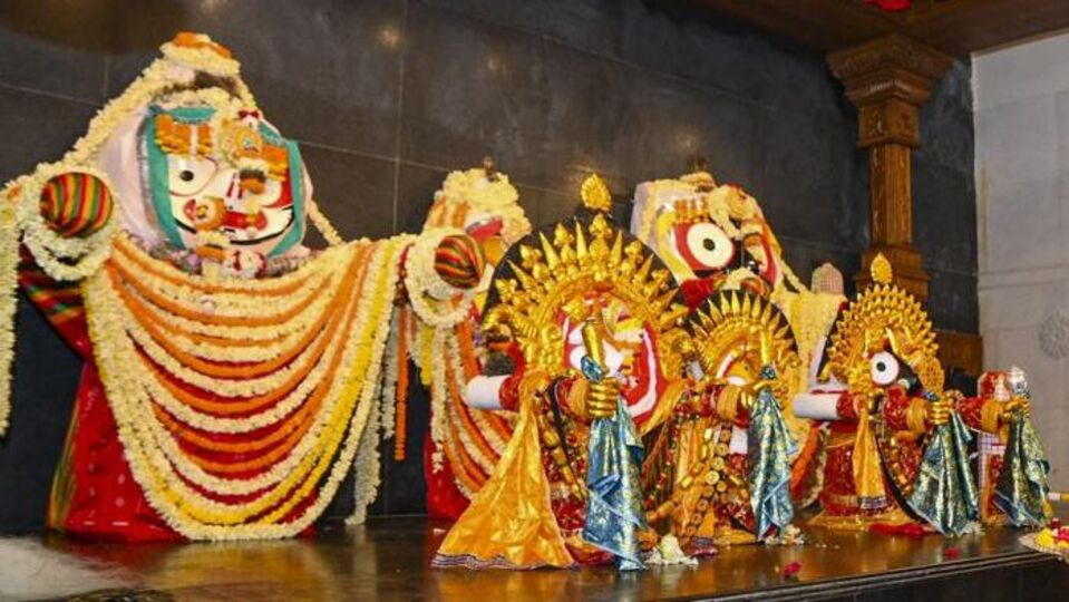 প্রসাদ এক ভিন্ন উপায়ে রান্না করা হয়: যদি খাবার রান্না করা হয়, একটির উপরে আরও একটি বাসন রেখে তাহলে সবচেয়ে নীচের পাত্রের খাবার প্রথমে রান্না হবে। কারণ এটিতে আগুনের সবচেয়ে বেশি তাপ পাবে। কিন্তু জগন্নাথ মন্দিরের রান্নাঘরে বিপরীতটি ঘটে। এখানে ৭টি মাটির পাত্র একটির উপরে রেখে খাবার রান্না করা হয় এবং সবচেয়ে উপরে থাকা পাত্রের খাবার প্রথমে রান্না হয়, তারপর ধীরে-ধীরে একের পর এক পাত্রের খাবার নীচের দিকে রান্না হয়।(HT_PRINT)