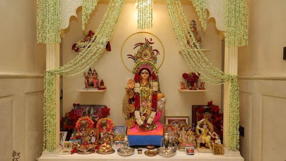 শুক্রবার দেবী লক্ষ্মীর উদ্দেশ্যে উৎসর্গীকৃত বলে মনে করা হয়। এই দিনে আচার-অনুষ্ঠানের মাধ্যমে দেবী লক্ষ্মীর পুজো করলে ঘরে সম্পদ, সুখ, সমৃদ্ধি এবং মঙ্গল বজায় থাকে। শাস্ত্রে শুক্রবারের জন্য কিছু বিশেষ প্রতিকার এবং টোটকার কথা বলা হয়েছে, যা করলে জীবনের অনেক সমস্যা থেকে মুক্তি পাওয়া যায় এবং আর্থিক অবস্থা শক্তিশালী হতে শুরু করে। এই প্রতিকারগুলির মধ্যে একটি হল লবঙ্গ টোটকা, যা কেবল জ্যোতিষশাস্ত্রেই নয়, জীবনের অনেক ক্ষেত্রেই কার্যকর বলে বিবেচিত হয়। আসুন জেনে নিই শুক্রবারে ৫টি অলৌকিক লবঙ্গ টোটকা সম্পর্কে।