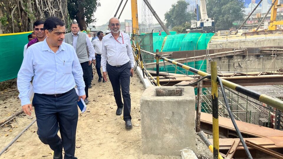 যদিও দুটি লাইনের এয়ারপোর্ট স্টেশন কবে থেকে চালু হবে, তা স্পষ্ট নয়। সবকিছু ঠিকঠাক থাকলে আগে ইয়েলো লাইনের নোয়াপাড়া থেকে বিমানবন্দর পর্যন্ত পরিষেবা চালু করা হবে। গত এপ্রিলে কমিশনার অফ রেলওয়ে সেফটিরও (সিআরএস) পরিদর্শন হতে পারে বলে শোনা যাচ্ছিল। তবে এখনও সেই 'পরীক্ষা' হয়নি। ফলে ইয়েলো লাইন কবে চালু হবে, তা এখনও নিশ্চিত নয়। (ছবিটি প্রতীকী, সৌজন্যে Metro Railways)