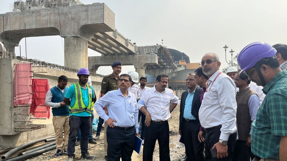 আর নিউ গড়িয়া থেকে বিমানবন্দর পর্যন্ত মেট্রো পৌঁছাতে আরও কিছুটা সময় লাগবে বলে অনুমান করা হচ্ছে। অরেঞ্জ লাইনে আপাতত নিউ গড়িয়া থেকে রুবি পর্যন্ত পরিষেবা চালু আছে। তবে বিভিন্ন জট কাটিয়ে কবে বিমানবন্দর পর্যন্ত বাণিজ্যিক পরিষেবা চালু করা হবে, তা স্পষ্ট নয়। একটি মহলের দাবি, রুবি থেকে অরেঞ্জ লাইনের মেট্রোকে প্রাথমিকভাবে বেলেঘাটা পর্যন্ত এগিয়ে নিয়ে যাওয়া হতে পারে। (ছবিটি প্রতীকী, সৌজন্যে Metro Railways)