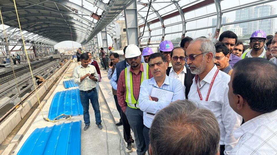 এয়ারপোর্ট স্টেশনের ৪০০ মিটার আগে মিশে যাবে কলকাতা মেট্রোর ইয়েলো এবং অরেঞ্জ লাইন। পাশাপাশি ছুটবে দুটি লাইনের মেট্রো। কলকাতা মেট্রোর অরেঞ্জ লাইন বলতে নিউ গড়িয়া থেকে বিমানবন্দর পর্যন্ত যে রুট আছে, সেটাকে বোঝানো হয়। আর ইয়েলো লাইন বলতে নোয়াপাড়া থেকে বারাসত পর্যন্ত রুটকে বোঝানো হয়ে থাকে। আর দুটি লাইনের ইন্টারচেঞ্জিং পয়েন্ট হবে এয়ারপোর্ট বা বিমানবন্দর স্টেশন। (ছবিটি প্রতীকী, সৌজন্যে Metro Railways)