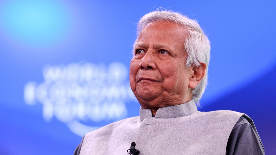 এদিকে লন্ডনের অনুষ্ঠানে ইউনুস বলেন, গত এপ্রিলে ব্যাংককে বিমসটেক সম্মেলনের ফাঁকে মোদী এবং তাঁর মধ্যে দ্বিপক্ষীয় বৈঠকের সময় শেখ হাসিনার রাজনৈতিক বক্তব্য বন্ধ করতে তিনি মোদীর সহায়তা চেয়েছিলেন। তিনি বলেন, 'যখন আমি প্রধানমন্ত্রী মোদীর সঙ্গে কথা বলার সুযোগ পেয়েছিলাম, আমি শুধু বলেছিলাম যে আপনি যদি হাসিনাকে আপ্যায়ন করতে চান, আমি আপনাকে সেই নীতি ত্যাগ করতে বাধ্য করতে পারি না। কিন্তু তিনি যেভাবে কথা বলছেন বাংলাদেশের মানুষের সঙ্গে সেভাবে কথা বলতে না পারেন, এটা নিশ্চিত করতে দয়া করে আমাদের সহায়তা করুন।' (REUTERS)