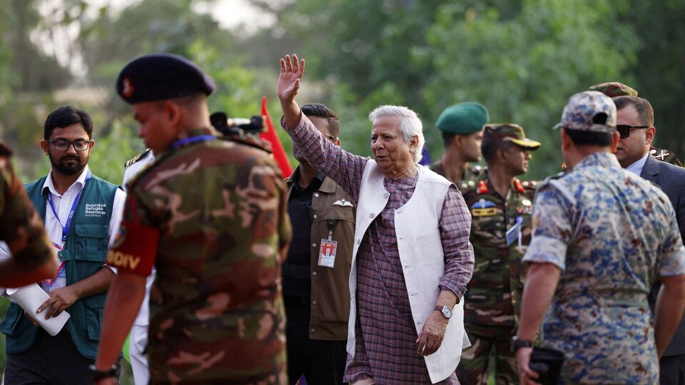 স্বরাজ্য ম্যাগাজিনের একটি প্রতিবেদনে উদ্ধৃত করে জি নিউজের রিপোর্টে বলা হয়, বাংলাদেশ সেনার এক ঊর্ধ্বতন কর্মকর্তা নাকি জানিয়েছেন, রাজনৈতিক দল, সামরিক বাহিনী এবং জনসাধারণের অসন্তোষের চাপের মুখে আছেন ইউনুস। এই আবহে তিনি সীমান্তে ভারতের সাথে ছোটখাটো সংঘর্ষের পরিকল্পনা করার চেষ্টা করেছিলেন বলে অভিযোগ রয়েছে। তাঁর কৌশল ছিল দেশপ্রেমের আড়ালে গিয়ে নিজের সমালোচনা থেকে বাঁচা। একই সাথে তার শাসনকে বৈধতা দেওয়ার জন্য নির্বাচনের প্রয়োজনীয়তা এড়িয়ে যাওয়া। (REUTERS)
