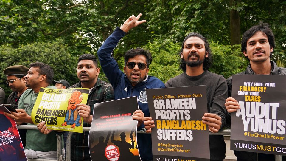 এদিকে ব্রিটেনে বসবাসরত বাংলদাদেশিদের বিক্ষোভের মুখে পড়তে হয়েছে ইউনুসকে। লন্ডনের রাস্তায় ইউনুসের কুশপুত্তলিকায় জুতোর মালা পরানো হয়। এদিকে ডাস্টবিনে ইউনুসের আর তাঁর প্রেস সচিব শফিকুল আলমের ছবি লাগানো হয়। এদিকে চিন্ময় কৃষ্ণ দাস প্রভুর মুক্তির দাবিতেও অনেকে প্রতিবাদ দেখান লন্ডনের রাস্তায়। (AP)