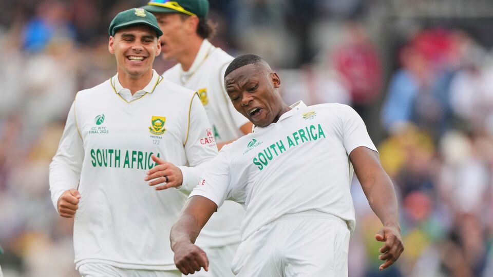 অস্ট্রেলিয়ার বিরুদ্ধে প্রথম ইনিংসে ৫ উইকেট নেওয়ার পথে অ্যালান ডোনাল্ডকে টপকে দক্ষিণ আফ্রিকার চতুর্থ সর্বোচ্চ টেস্ট উইকেটশিকারীতে পরিণত হন রাবাদা। ৭১টি টেস্টের ১২৯টি ইনিংসে বল করে রাবাদা সংগ্রহ করেছেন সাকুল্যে ৩৩২টি উইকেট। ডোনাল্ড তাঁর বর্ণোজ্জ্বল কেরিয়ারে ৭২টি টেস্টের ১২৯টি ইনিংসে বল করে ৩৩০টি উইকেট সংগ্রহ করেছেন। অর্থাৎ, সমসংখ্যক ইনিংসে বল করে ডোনাল্ডকে পিছনে ফেলে দিলেন রাবাদা। ছবি- এপি।