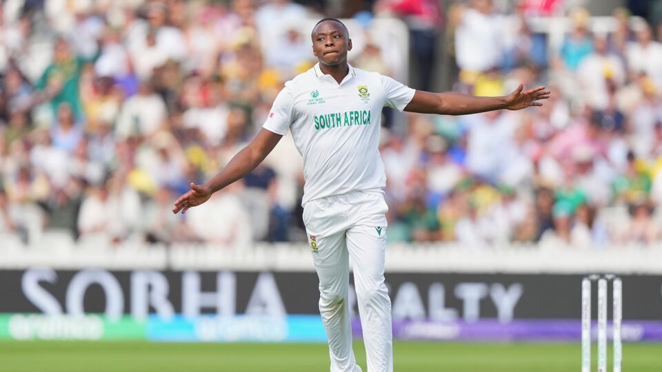 সুতরাং, এনতিনিকে টপকে তালিকার প্রথম তিনে ঢুকতে হলে এখনও অনেকটা পথ হাঁটতে হবে রাবাদাকে। তবে ইতিমধ্যেই টেস্ট ক্রিকেটে যে রকম প্রভাব রেখেছেন কাগিসো, তাতে দক্ষিণ আফ্রিকার অন্যতম সেরা বোলার হিসেবে নিজেকে প্রতিষ্ঠিত করেছেন তিনি। ছবি- এপি।