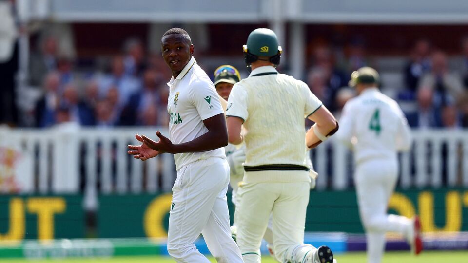 বুধবার অস্ট্রেলিয়ার বিরুদ্ধে ওয়ার্ল্ড টেস্ট চ্যাম্পিয়নশিপের ফাইনালে বল হাতে আগুন ঝরান কাগিসো রাবাদা। অস্ট্রেলিয়ার প্রথম ইনিংসে একাই ধস নামান প্রোটিয়া পেসার। সেই সুবাদে তিনি গড়ে ফেলেন অনবদ্য এক ব্যক্তিগত নজির। এক্ষেত্রে কিংবদন্তি অ্যালান ডোনাল্ডকে পিছনে ফেলে দেন রাবাদা। ছবি- রয়টার্স।