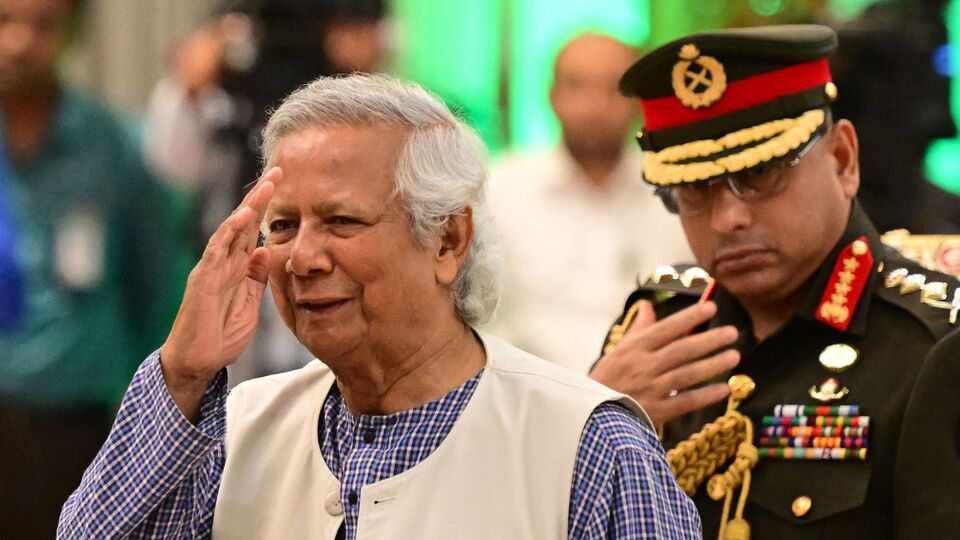 গত অগস্টে ইউনুসের নেতৃত্বে অন্তর্বর্তীকালীন প্রশাসন ক্ষমতা গ্রহণ করে বাংলাদেশে। এর পর থেকে ভারত-বাংলাদেশ সম্পর্কের অবনতি ঘটেছে। বাংলাদেশ গত কয়েক মাসে ধর্মীয় সংখ্যালঘুদের উপর নির্যাতন মোকাবিলায় ব্যর্থ। উগ্রপন্থী ও চরমপন্থীদের শক্তি বেড়েই চলেছে ইউনুসের অধীনে। এর জন্য নয়াদিল্লি প্রায়শই তত্ত্বাবধায়ক সরকারের সমালোচনা করে এসেছে। ইউনুস অবশ্য সেই অভিযোগগুলিকে 'অতিরঞ্জিত' বলে বর্ণনা করেছেন। (AFP)