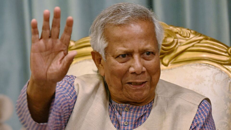 এদিকে সাম্প্রতিক রিপোর্টে দাবি করা হয়, ঘরে চাপ কমাতে ভারতের সঙ্গে সংঘর্ষ বাঁধাতে চেয়েছিল মহম্মদ ইউনুসের সরকার। এমনই দাবি করা হল জি নিউজের রিপোর্টে। এদিকে ইউনুসের সেই প্রচেষ্টাকে নাকি বানচাল করে দেন বাংলাদেশি সেনা প্রধান জেনারে ওয়াকার-উজ-জামান। রিপোর্টে দাবি করা হয়েছে, নির্বাচন নিয়ে দেশের মধ্যে চাপে আছেন ইউনুস। এই আবহে জাতীয়তাবোধের বাঁধনে দেশকে ঐক্যবদ্ধ করতে এবং সরকার বিরোধী মনোভাব দূর করতেই ভারতের সঙ্গে সীমান্তে সংঘর্ষ বাঁধাতে চেয়েছিল ইউনুসের সরকার। (AFP)