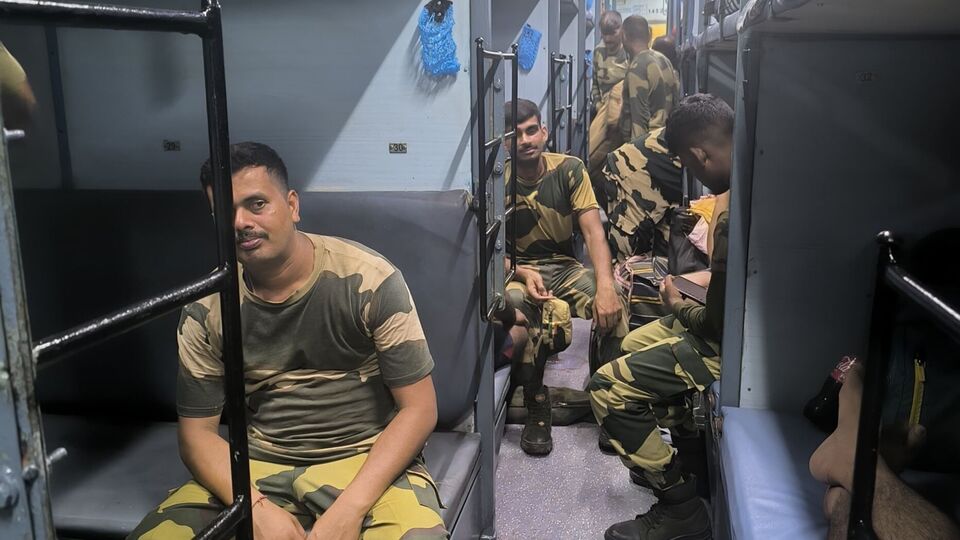 নোংরা ট্রেনে বিএসএফ জওয়ানরা উঠতে অস্বীকার করে। এর দু'দিন পরে আরও একটি ট্রেন পাঠায় রেল। উল্লেখ্য, অমরনাথ যাত্রার পথে মোতায়েন বিএসএফের ১৩ কোম্পানি আগরতলা ও উদয়পুর (উভয় ত্রিপুরা) থেকে এবং শিলচর ও গুয়াহাটি (অসামে) থেকে ট্রেনে উঠবে। সোমবার ভারতীয় রেলের পাঠানো প্রথম ট্রেনটি ভ্রমণযোগ্য ছিল না বলে অভিযোগ ওঠে। 