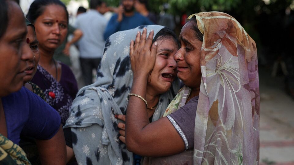 এতটাই ভয়ংকরভাবে আমদাবাদে এয়ার ইন্ডিয়ার বিমান ভেঙে পড়েছে, তাতে কতজনের মৃত্যু হয়েছে, তা নিয়ে আশঙ্কা বাড়ছে। অনেকে আশঙ্কা প্রকাশ করছিলেন, বিমানে থাকা ২৪২ জনেরই হয়তো প্রাণহানি হয়েছে। তবে সংবাদসংস্থা এএনআইকে আমদাবাদের পুলিশ কমিশনার জিএস মালিক জানান, ১১এ আসনের যাত্রীকে জীবিত অবস্থায় উদ্ধার করা হয়েছে। হাসপাতালে আপাতত তাঁর চিকিৎসা চলছে। (ছবি সৌজন্যে রয়টার্স)