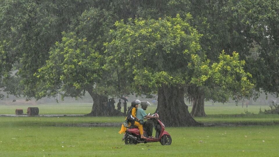 সোমবার আবার দক্ষিণবঙ্গের প্রতিটি জেলায় বজ্রবিদ্যুৎ-সহ হালকা থেকে মাঝারি বৃষ্টি হবে। ঝড়ের বেগ থাকবে ঘণ্টায় ৩০-৪০ কিমি। সব জেলায় হলুদ সতর্কতা জারি করা হয়েছে। তাছাড়াও পূর্ব মেদিনীপুর এবং দক্ষিণ ২৪ পরগনার একটি বা দুটি অংশে ভারী বৃষ্টি (৭০ মিলিমিটার থেকে ১১০ মিলিমিটার) হতে পারে। (ছবি সৌজন্যে এএফপি)