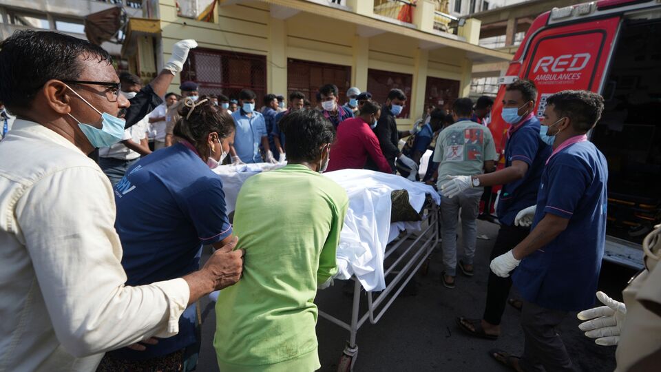 তবে বিমানে দাদার থেকে কিছুটা দূরে বসেছিলেন বলে জানিয়েছেন বিশ্বাস। দুর্ঘটনার পরে দাদার কী অবস্থা, তা জানেন না। একই অবস্থা হাসপাতালে থাকা অন্যান্য যাত্রীদের পরিবারের সদস্যদেরও। গুজরাটের প্রাক্তন মুখ্যমন্ত্রী বিজয় রূপানির প্রাক্তন সহকারী বলেন, 'ওঁর খোঁজ করছি আমরা।' উল্লেখ্য, ওই অভিশপ্ত গুজরাটের প্রাক্তন মুখ্যমন্ত্রী ছিলেন বলেও একাধিক রিপোর্টে জানানো হয়েছে। (ছবি সৌজন্যে এপি)