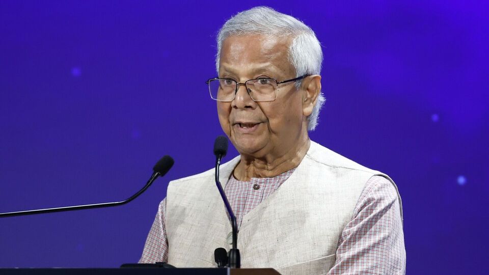 লন্ডনের চ্যাথাম হাউজে বক্তব্য রাখতে গিয়ে মহম্মদ ইউনুস বলেন, 'ভারত থেকে শেখ হাসিনার প্রত্যর্পণের চেষ্টা অব্যাহত থাকবে। বাংলাদেশের আন্তর্জাতিক অপরাধ ট্রাইব্যুনালে তাঁর বিরুদ্ধে অভিযোগ আনা হয়েছে।' ব্রিটিশ থিংক ট্যাঙ্কের ইন্টারেক্টিভ সেশনে ইউনুসের মন্তব্যের বিষয়ে ভারতীয় কর্মকর্তাদের কাছ থেকে তাৎক্ষণিক কোনও প্রতিক্রিয়া পাওয়া যায়নি। (Bloomberg)