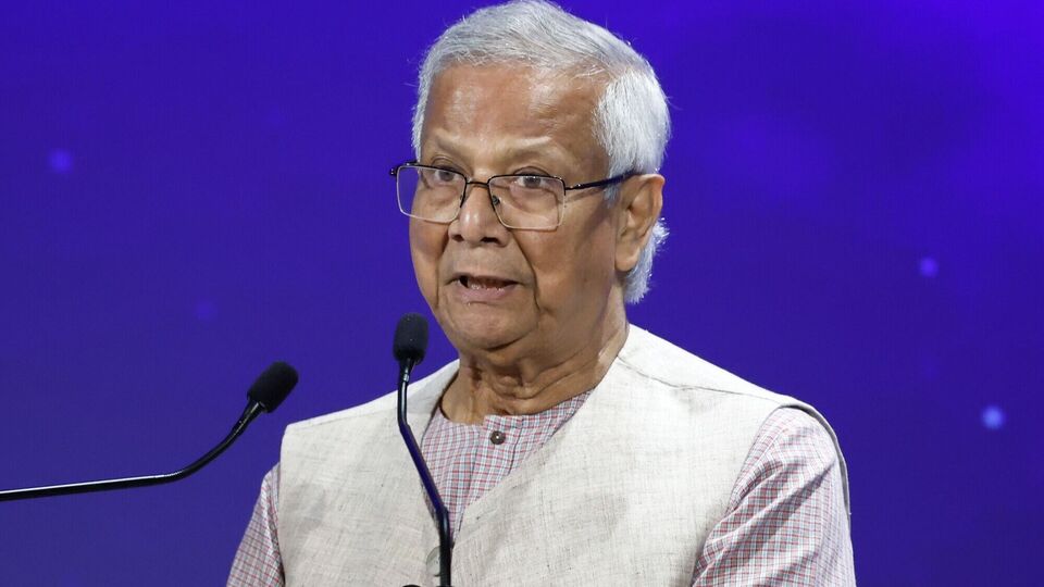 সফরের আগে সরকারের পক্ষ থেকে বলা হয়েছিল চার দিনের সরকারি সফরে নাকি লন্ডনে যাচ্ছেন ইউনুস। তবে এটা কোনও ভাবেই সরকারি সফর বলে মনে হচ্ছে না। সরকার দাবি করেছিল, ব্রিটিশ প্রধানমন্ত্রী স্টারমারের সঙ্গে বৈঠক হবে ইউনুসের। তবে সেই বৈঠক এখন হবে না বলেই ধরে নেওয়া যায়। চ্যাথাম হাউজের অনুষ্ঠানে ইউনুস নিজেই জানান, সাক্ষাতের অনুরোধ করলেও তাতে সাড়া দেননি ব্রিটিশ প্রধানমন্ত্রী স্টারমার। (Bloomberg)